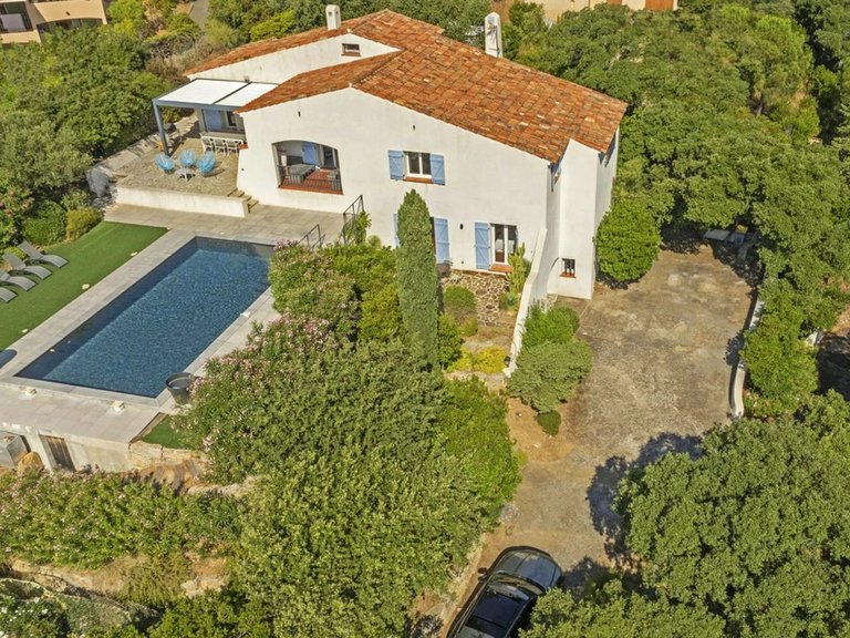 Villa for Sale in Cavalaire Sur Mer, Provence Coast (cassis To Cavalaire) 4