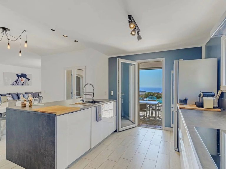 Villa for Sale in Cavalaire Sur Mer, Provence Coast (cassis To Cavalaire) 6
