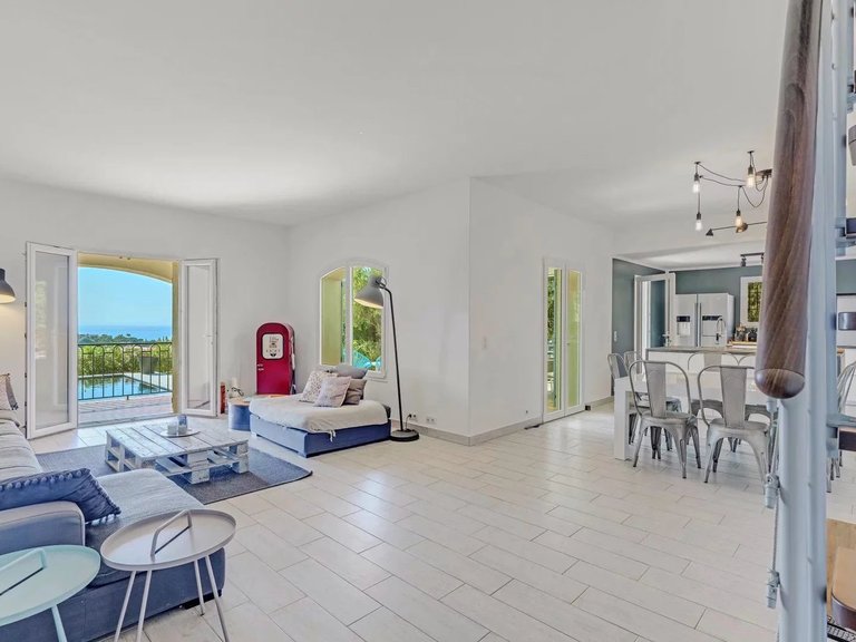 Villa for Sale in Cavalaire Sur Mer, Provence Coast (cassis To Cavalaire) 7