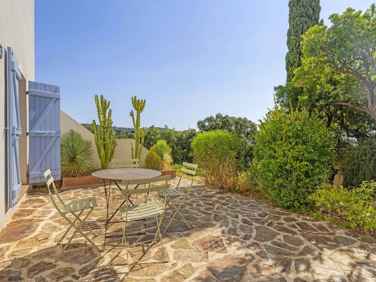 Villa for Sale in Cavalaire Sur Mer, Provence Coast (cassis To Cavalaire) 14