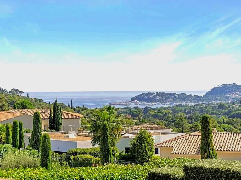 Villa for Sale in Cavalaire Sur Mer, Provence Coast (cassis To Cavalaire) 1