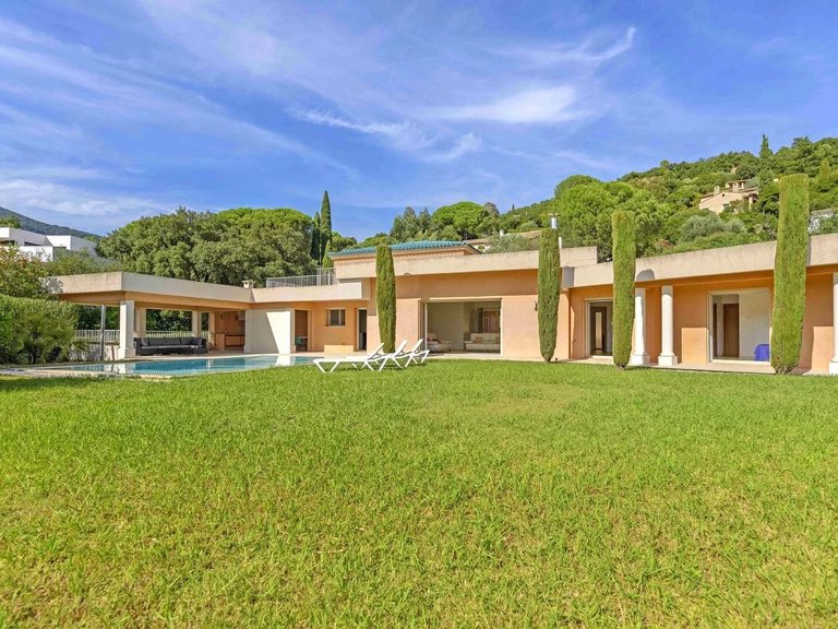 Villa for Sale in Cavalaire Sur Mer, Provence Coast (cassis To Cavalaire) 2