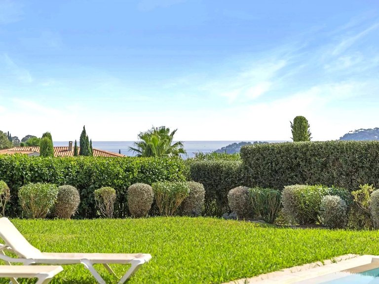 Villa for Sale in Cavalaire Sur Mer, Provence Coast (cassis To Cavalaire) 3