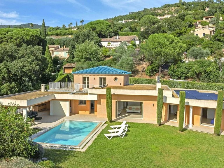 Villa for Sale in Cavalaire Sur Mer, Provence Coast (cassis To Cavalaire) 4