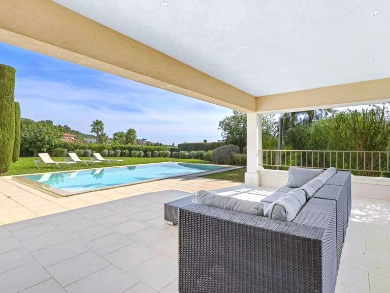 Villa for Sale in Cavalaire Sur Mer, Provence Coast (cassis To Cavalaire) 5