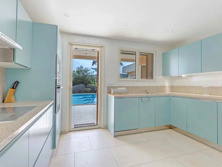 Villa for Sale in Cavalaire Sur Mer, Provence Coast (cassis To Cavalaire) 7