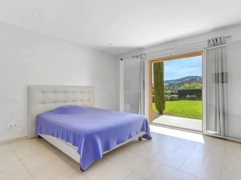 Villa for Sale in Cavalaire Sur Mer, Provence Coast (cassis To Cavalaire) 8