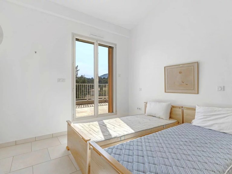 Villa for Sale in Cavalaire Sur Mer, Provence Coast (cassis To Cavalaire) 9