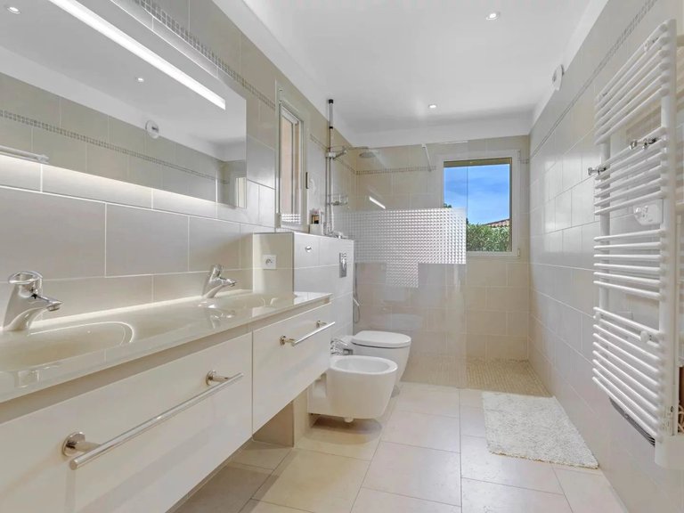 Villa for Sale in Cavalaire Sur Mer, Provence Coast (cassis To Cavalaire) 11