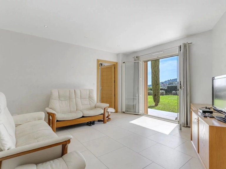 Villa for Sale in Cavalaire Sur Mer, Provence Coast (cassis To Cavalaire) 13
