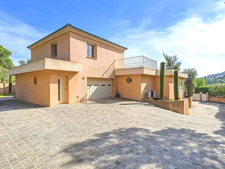 Villa for Sale in Cavalaire Sur Mer, Provence Coast (cassis To Cavalaire) 15