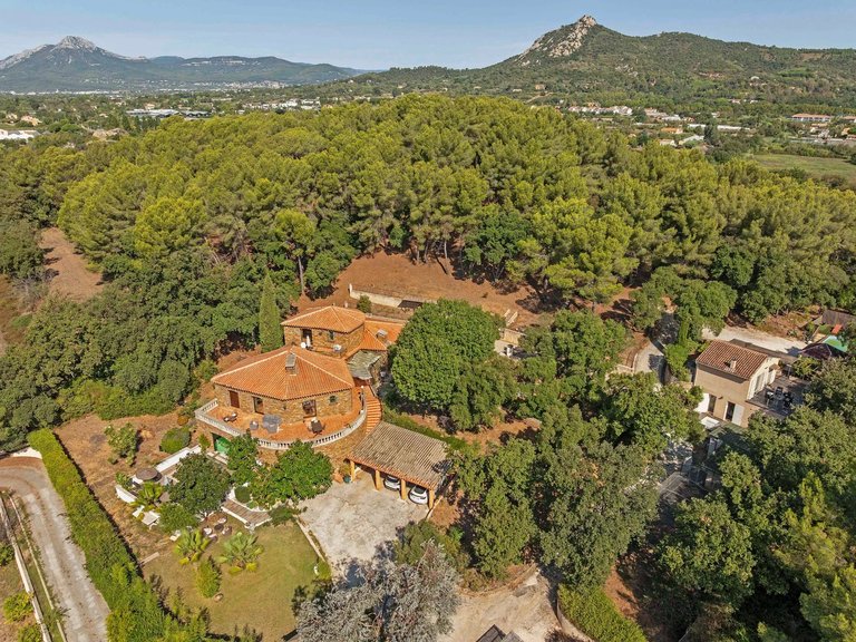 Villa for Sale in Hyeres, Provence Coast (cassis To Cavalaire) 4