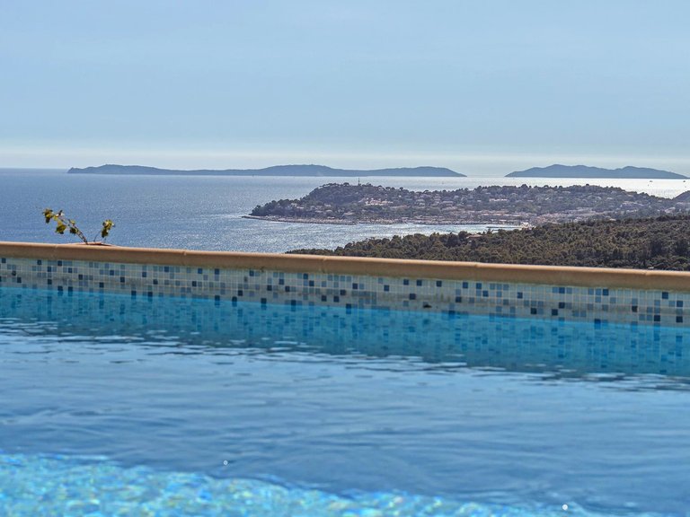 Villa for Sale in La Croix Valmer, St. Tropez, Grimaud Area 2