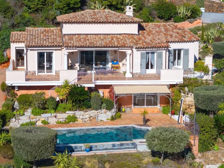 Villa for Sale in Cavalaire Sur Mer, Provence Coast (cassis To Cavalaire) 1