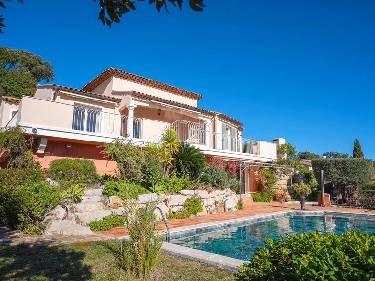 Villa for Sale in Cavalaire Sur Mer, Provence Coast (cassis To Cavalaire) 4