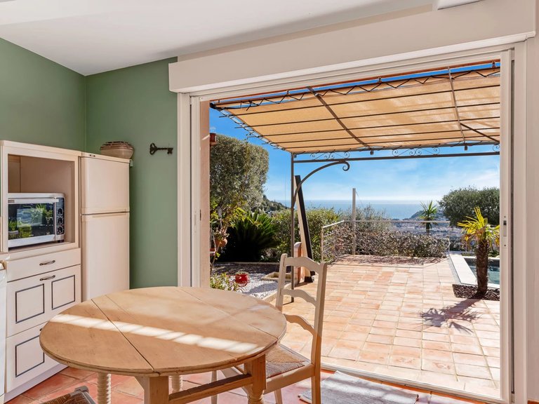 Villa for Sale in Cavalaire Sur Mer, Provence Coast (cassis To Cavalaire) 2