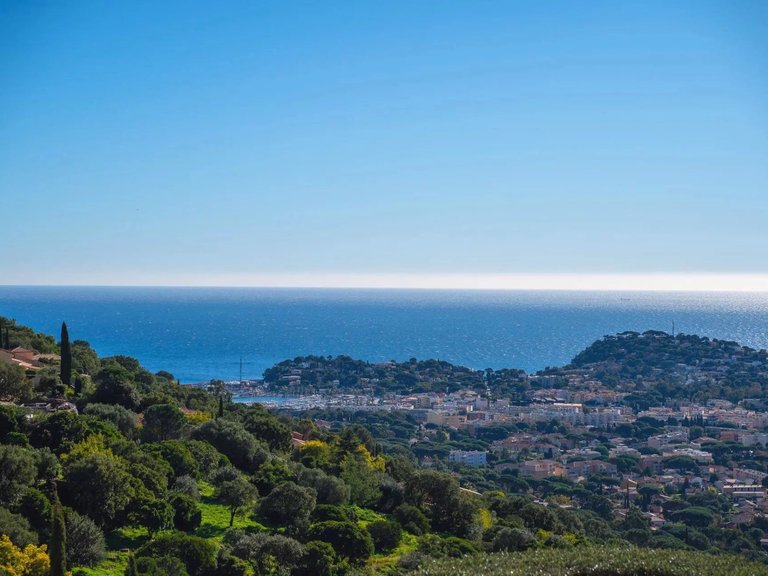 Villa for Sale in Cavalaire Sur Mer, Provence Coast (cassis To Cavalaire) 6