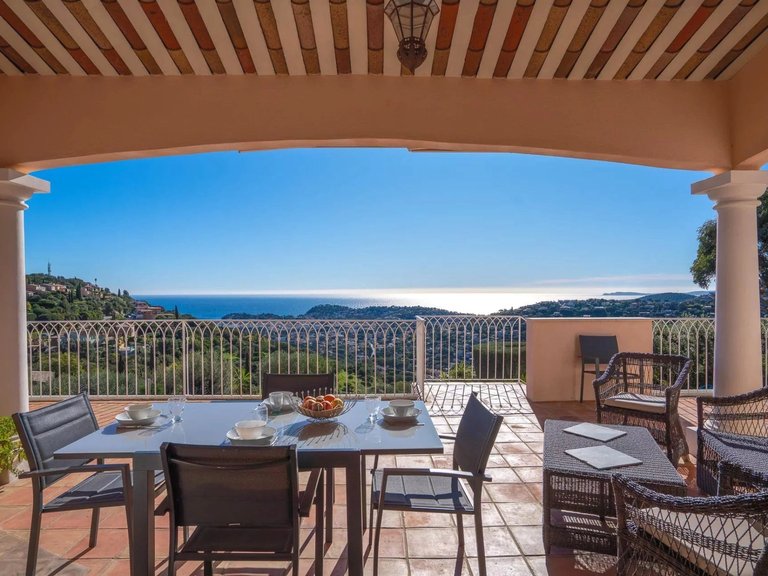 Villa for Sale in Cavalaire Sur Mer, Provence Coast (cassis To Cavalaire) 8