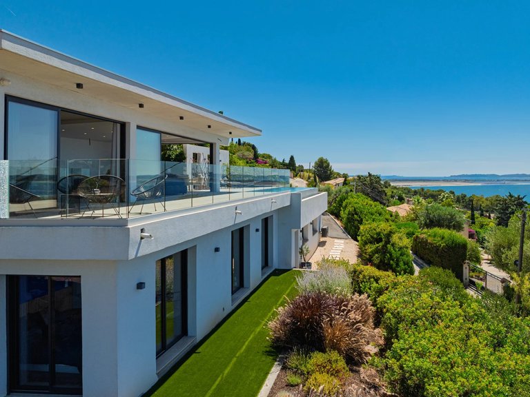Villa for Sale in Carqueiranne, Provence Coast (cassis To Cavalaire) 1