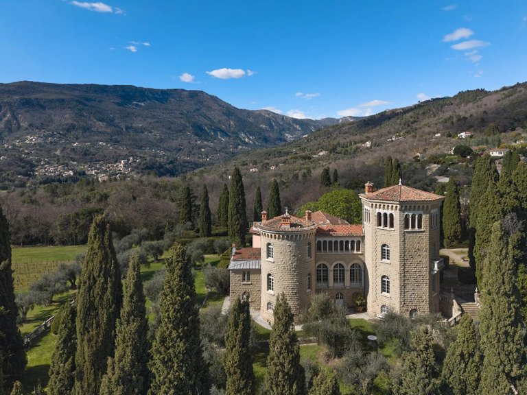 Villa for Sale in Contes, Nice Area 2