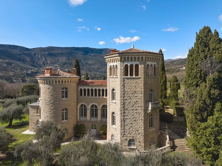 Villa for Sale in Contes, Nice Area 12