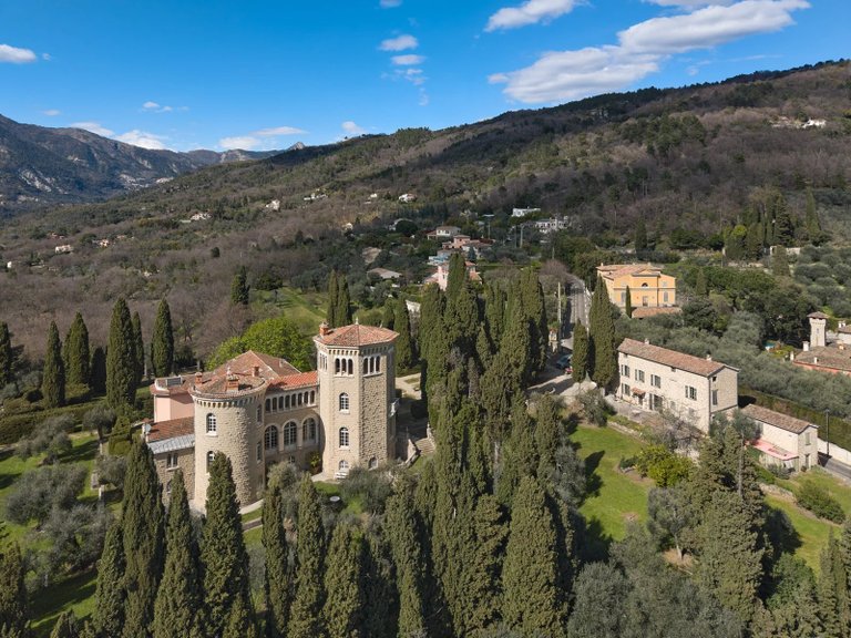 Villa for Sale in Contes, Nice Area 8