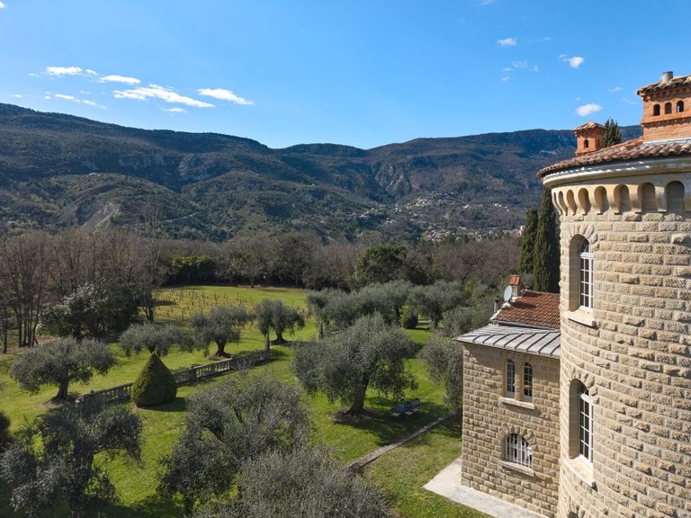 Villa for Sale in Contes, Nice Area 9