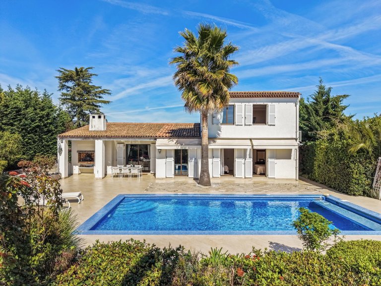 Villa for Sale in Villeneuve Loubet, Antibes Area 1