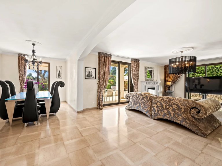 Villa for Sale in Villeneuve Loubet, Antibes Area 8