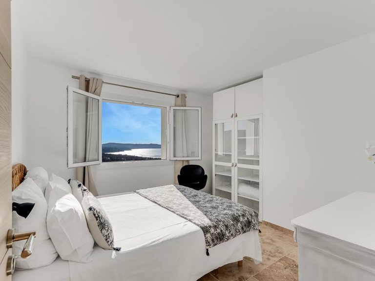 Villa for Sale in Cavalaire Sur Mer, Provence Coast (cassis To Cavalaire) 4