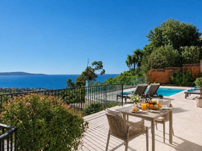 Villa for Sale in Cavalaire Sur Mer, Provence Coast (cassis To Cavalaire) 8