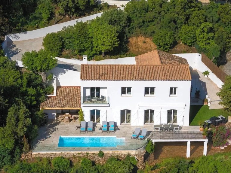 Villa for Sale in Cavalaire Sur Mer, Provence Coast (cassis To Cavalaire) 9
