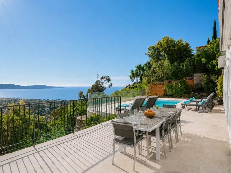Villa for Sale in Cavalaire Sur Mer, Provence Coast (cassis To Cavalaire) 11