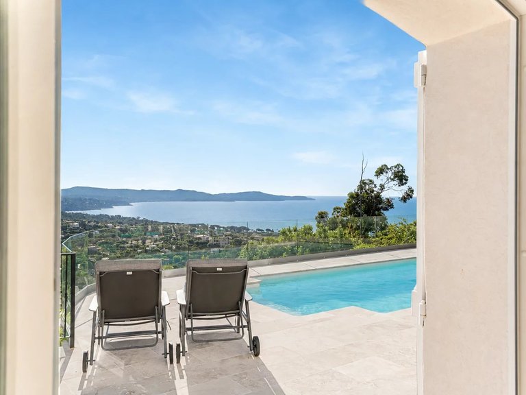 Villa for Sale in Cavalaire Sur Mer, Provence Coast (cassis To Cavalaire) 14