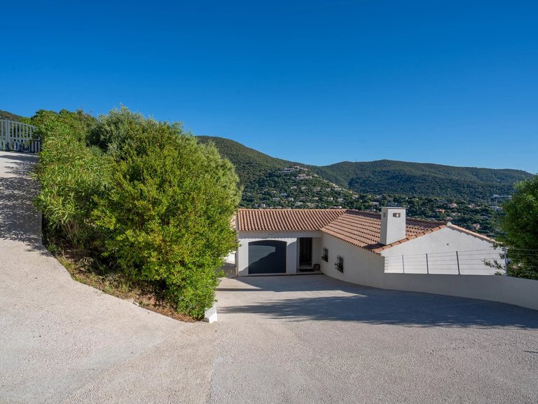 Villa for Sale in Cavalaire Sur Mer, Provence Coast (cassis To Cavalaire) 1
