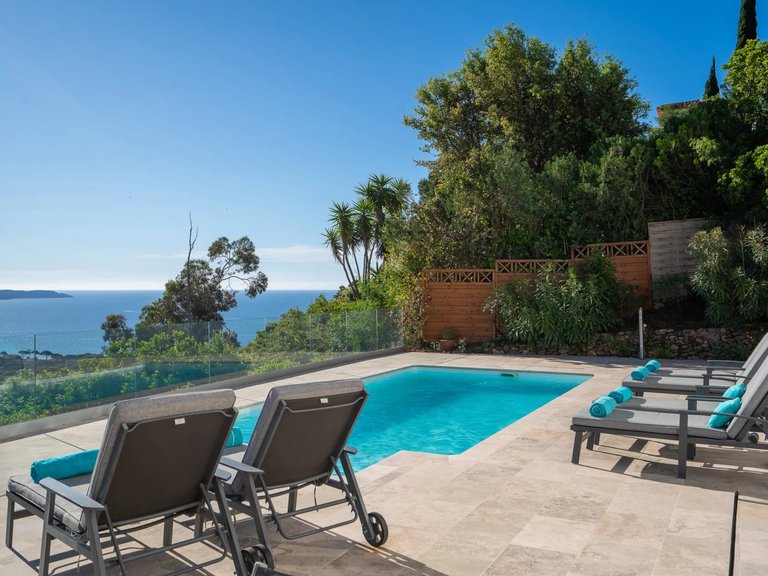 Villa for Sale in Cavalaire Sur Mer, Provence Coast (cassis To Cavalaire) 2