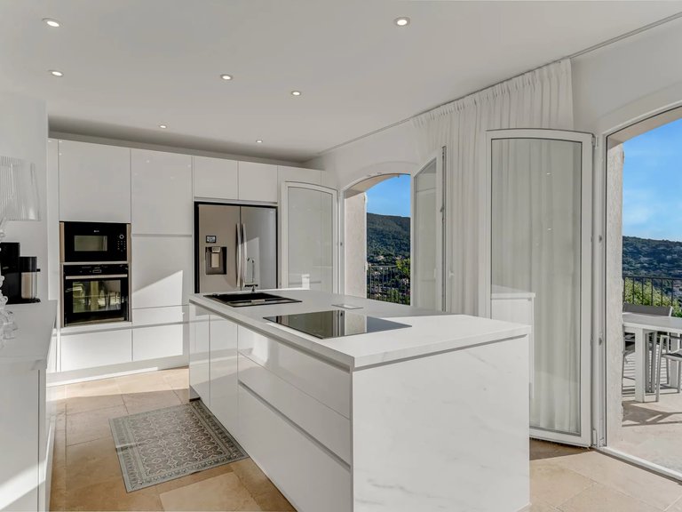Villa for Sale in Cavalaire Sur Mer, Provence Coast (cassis To Cavalaire) 3