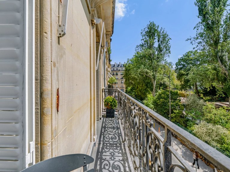 Apartment for Sale in 7th (invalides, Eiffel Tower, Orsay), Paris Left Bank (5th,6th & 7th ) 1