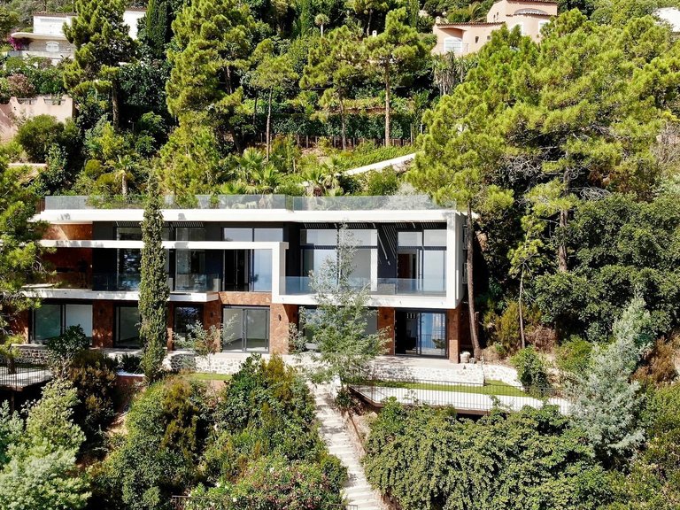 Villa for Sale in Theoule Sur Mer, Cannes Area 1
