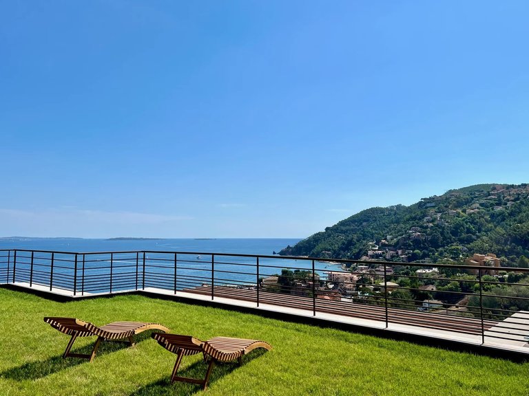 Villa for Sale in Theoule Sur Mer, Cannes Area 1
