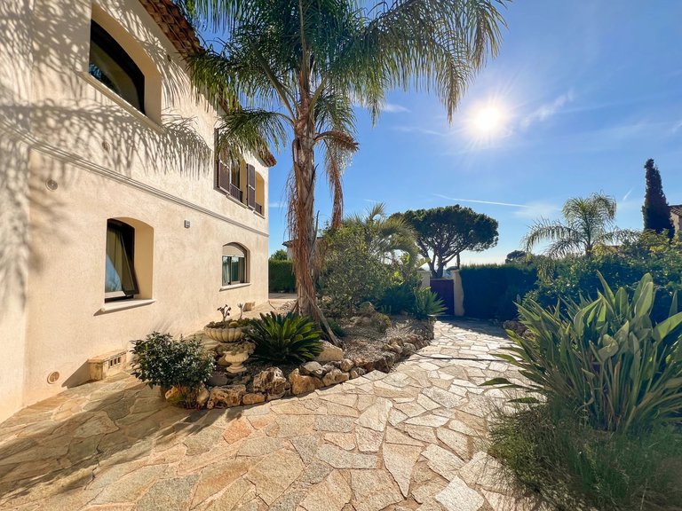 Villa for Sale in Mandelieu La Napoule, Cannes Area 16