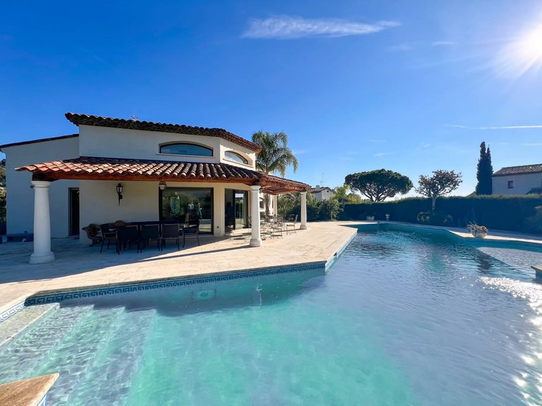 Villa for Sale in Mandelieu La Napoule, Cannes Area 3