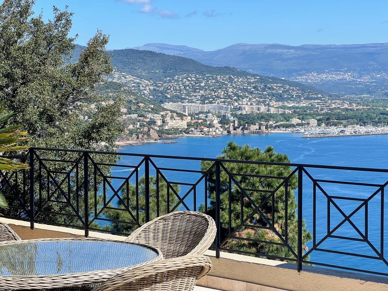 Villa for Sale in Theoule Sur Mer, Cannes Area 1