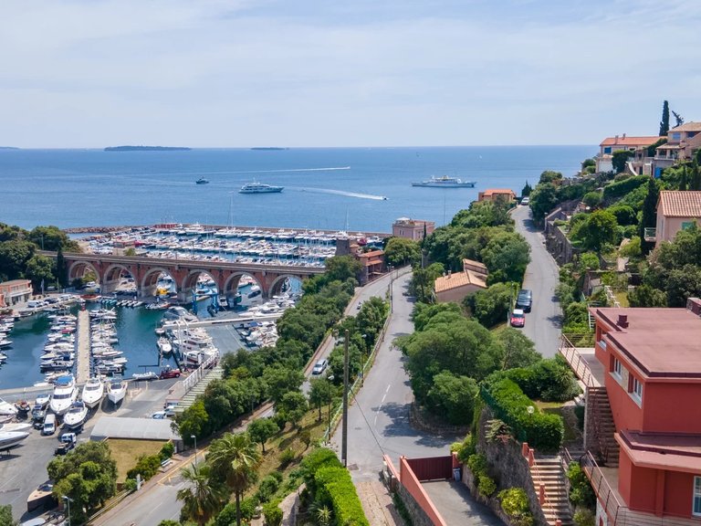Villa for Sale in Theoule Sur Mer, Cannes Area 1