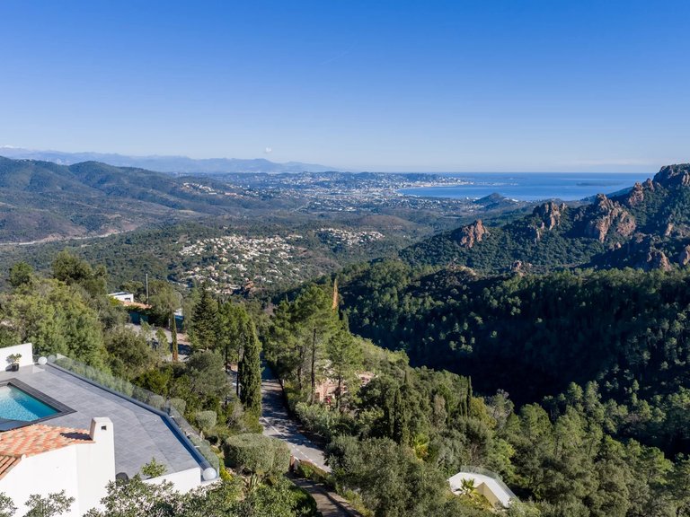 Villa for Sale in Mandelieu La Napoule, Cannes Area 3