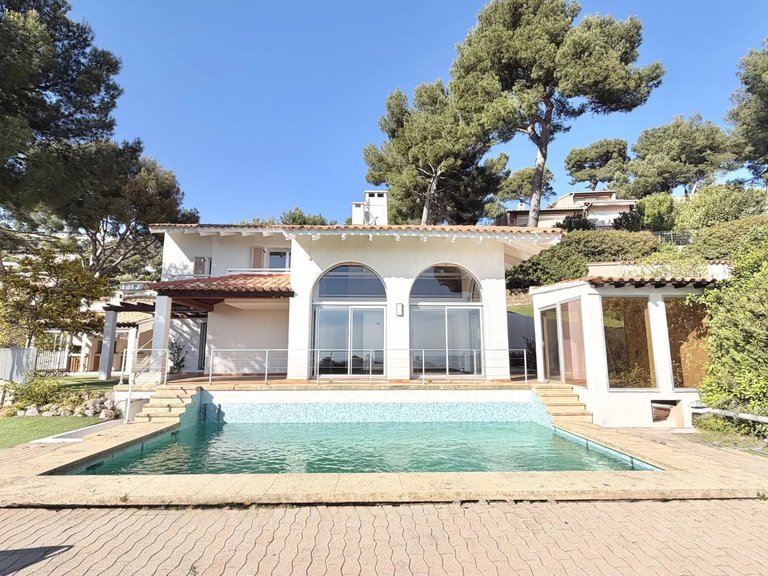 Villa for Sale in Hyeres, Provence Coast (cassis To Cavalaire) 9