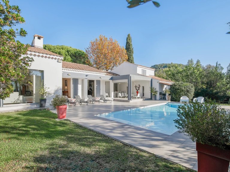 Villa for Sale in Carqueiranne, Provence Coast (cassis To Cavalaire) 1