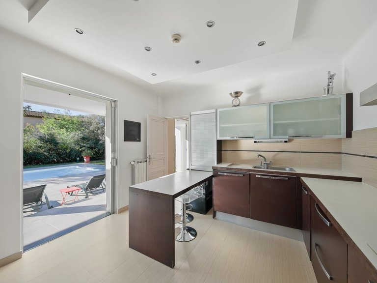 Villa for Sale in Carqueiranne, Provence Coast (cassis To Cavalaire) 5