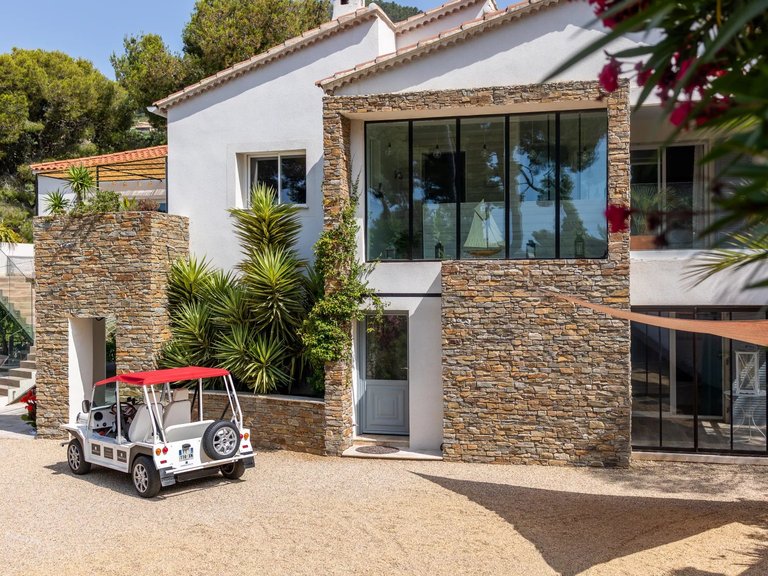 Villa for Sale in Carqueiranne, Provence Coast (cassis To Cavalaire) 2