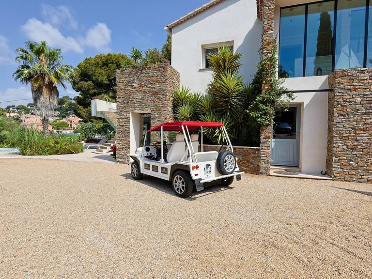 Villa for Sale in Carqueiranne, Provence Coast (cassis To Cavalaire) 11